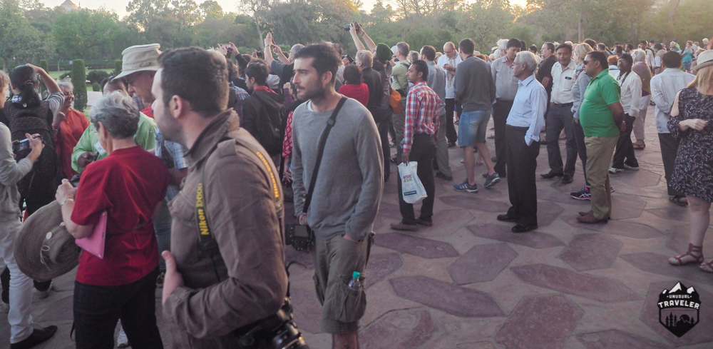 crowded taj mahal