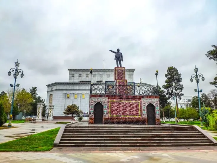Lenin statue Ashgabat turkmenistan