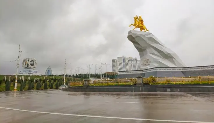 The golden horse statue in Asghabat