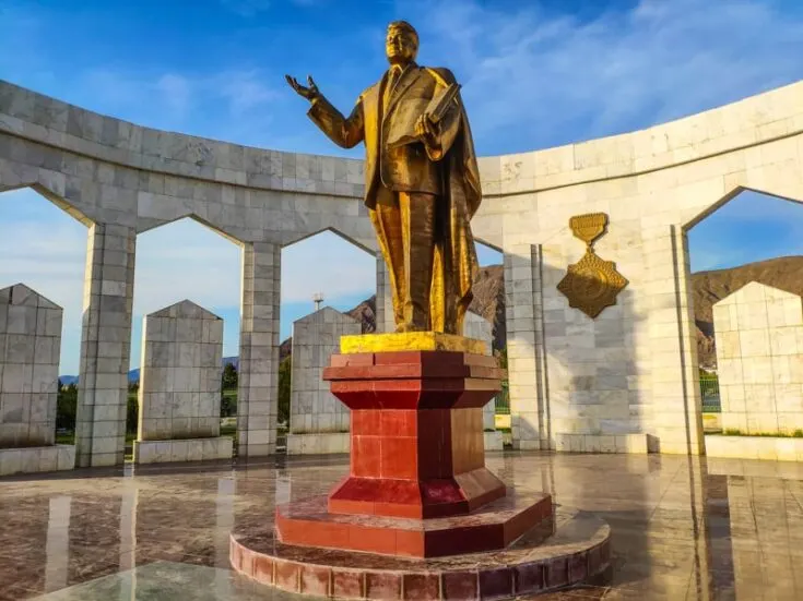 Saparmurat Niyazov statue turkmenistan