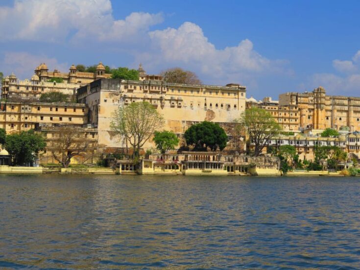 Old town Udaipur with the city palace on top