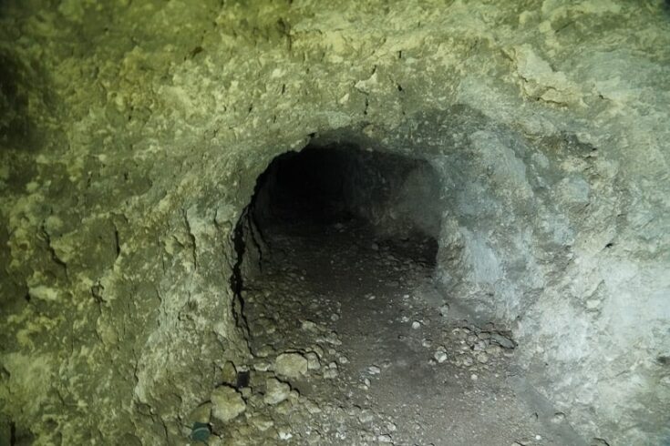 Entrance into 1000man cave palau