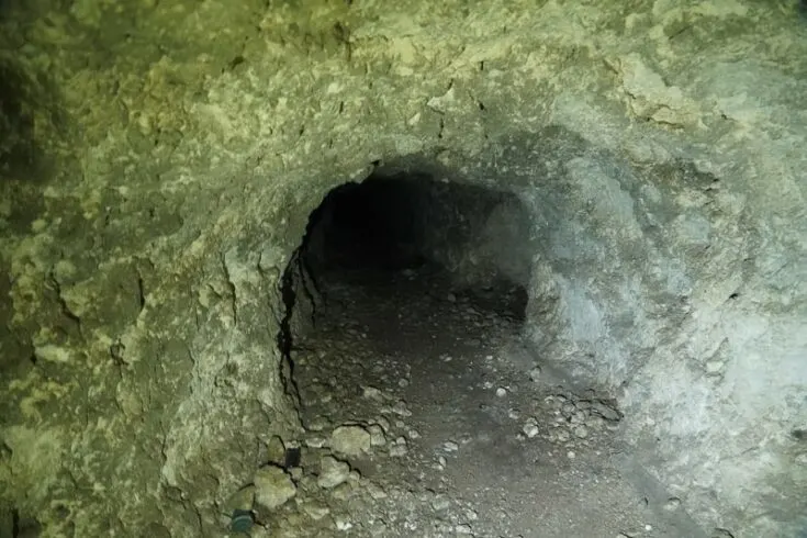 Entrance into 1000man cave palau