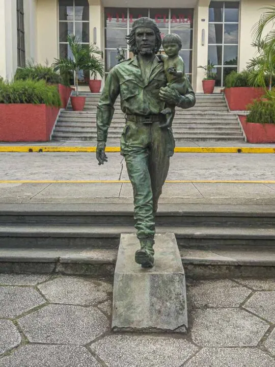 Estatua Che y Niño in Santa Clara - Tours and Activities