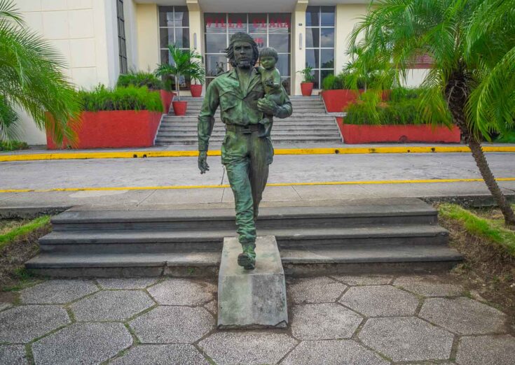 Che Guevara statue santa clara cuba